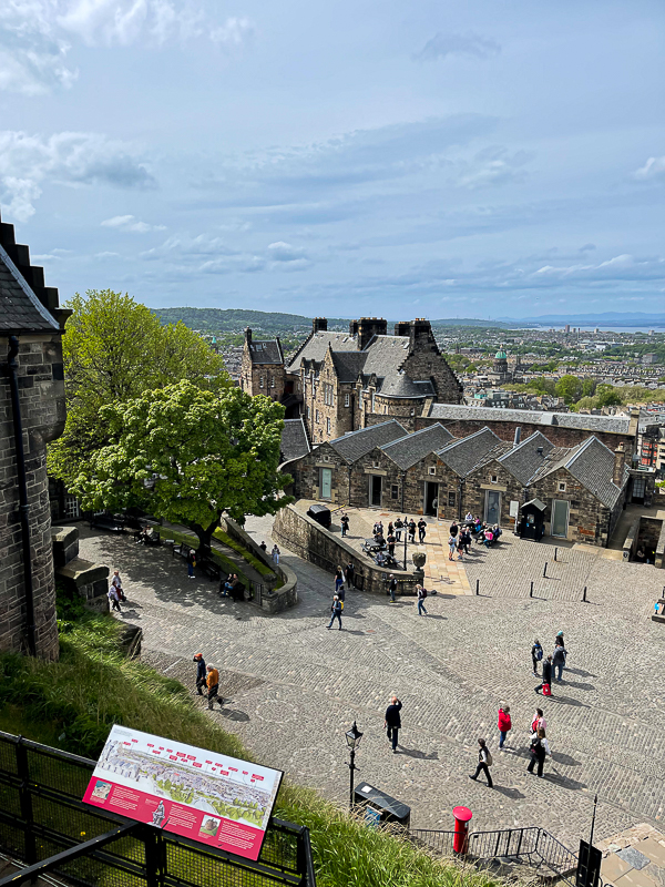 Scotland Elopement Photographer. How to Elope in Scotland. Edinburg castle weddings